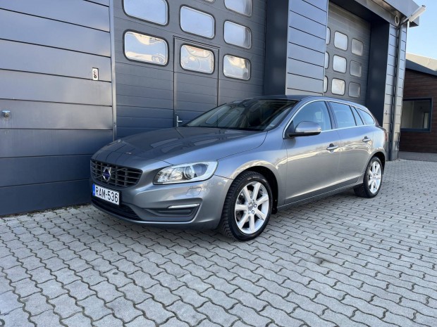 Volvo V60 2.0 [T3] Momentum Szervizknyv / 1.TU...